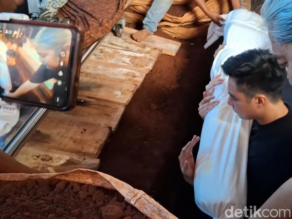 Turun ke Liang Lahat Makamkan Sang Ayah, Baim Wong: Minta Doanya
